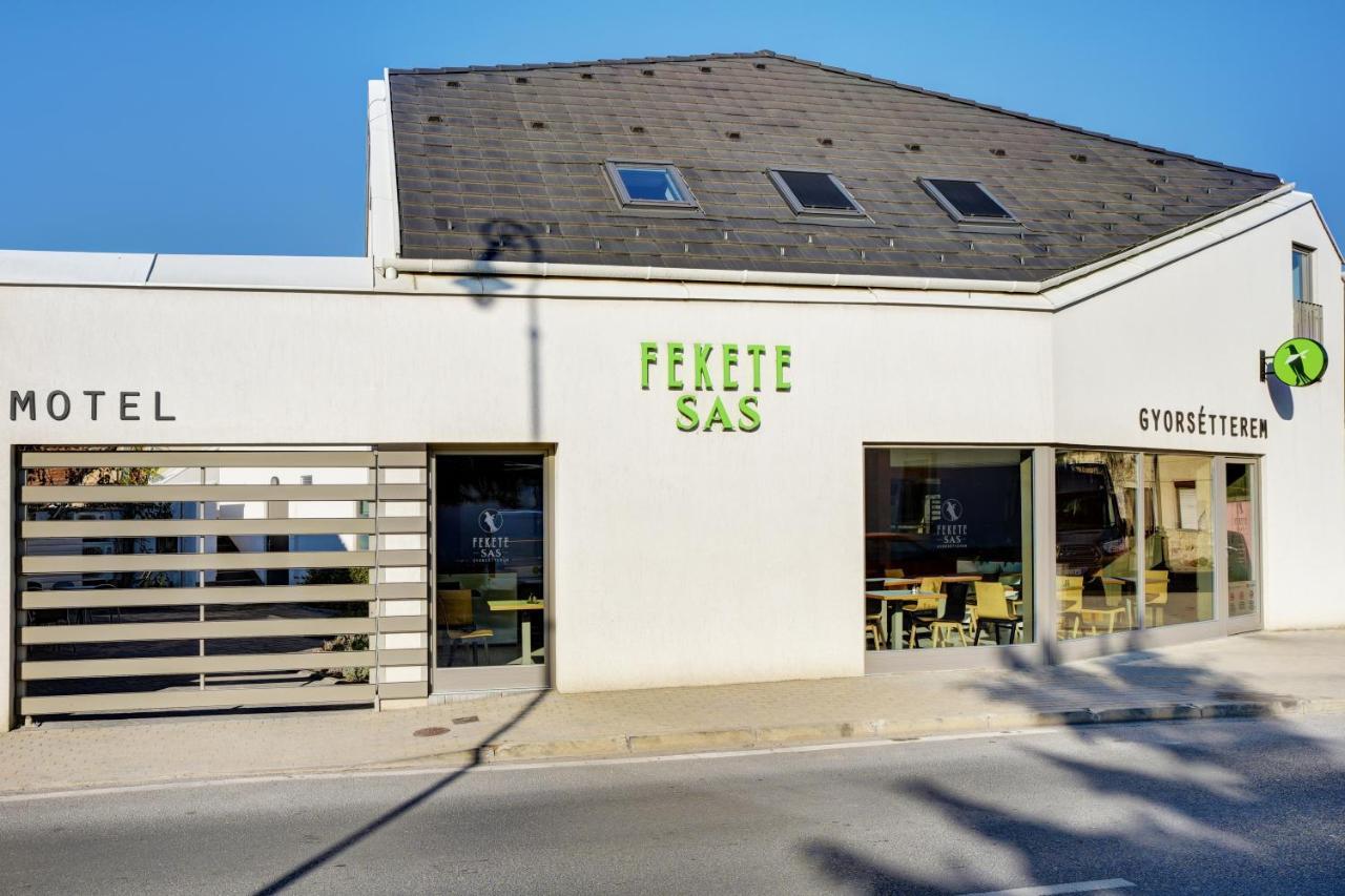 Fekete Sas Motel Esztergom Exterior photo